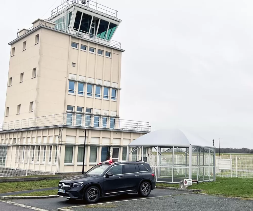 Mercedes devant l'aéroport de Dinard