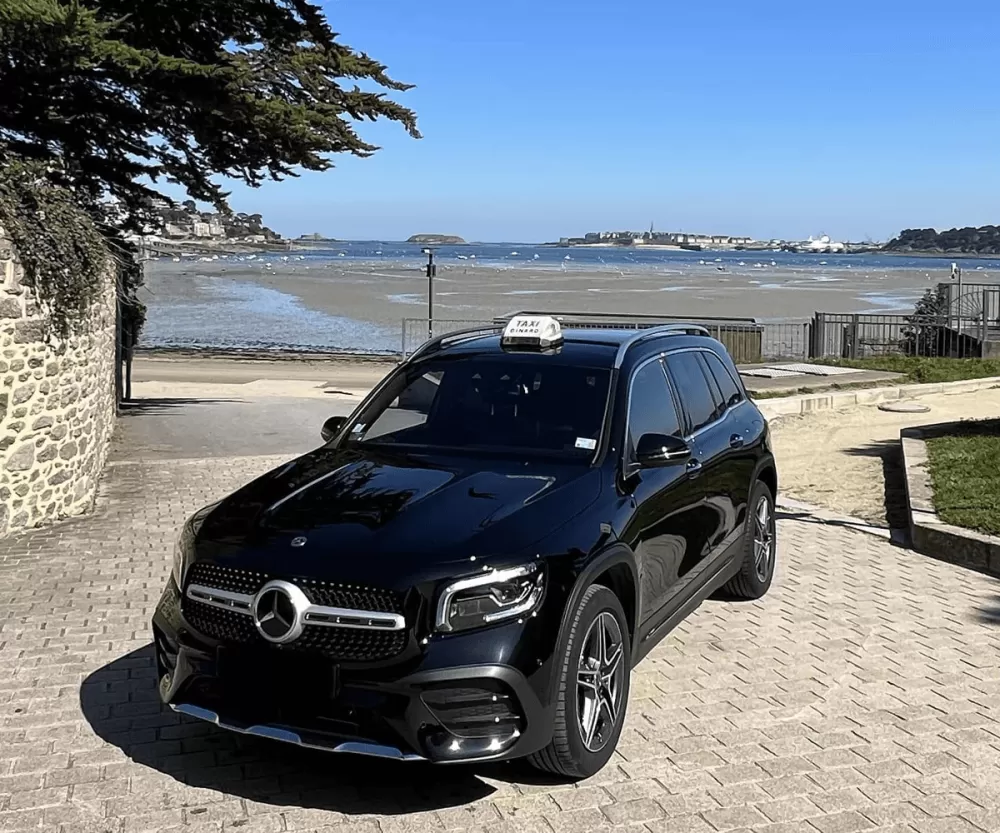 Taxi mercedes noir à Dinard