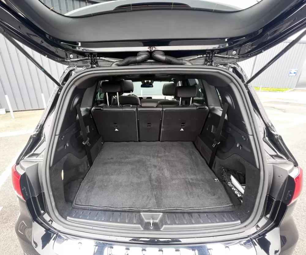 Coffre du taxi Mercedes noir