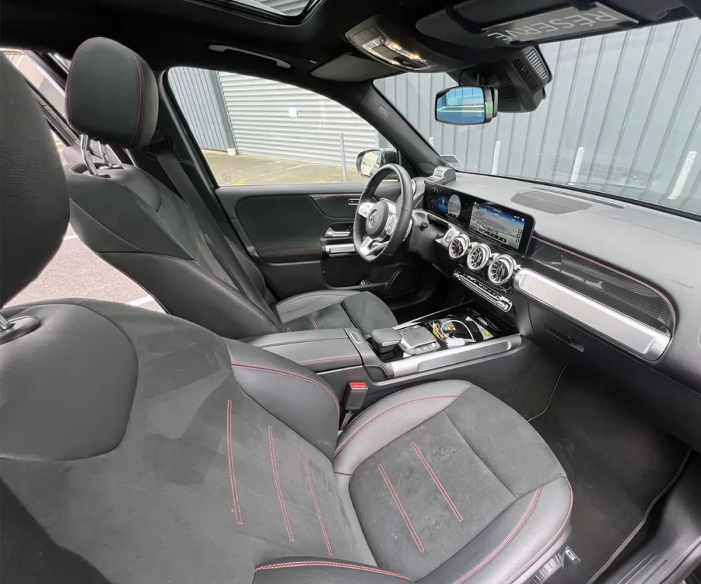 Intérieur du taxi mercedes noir