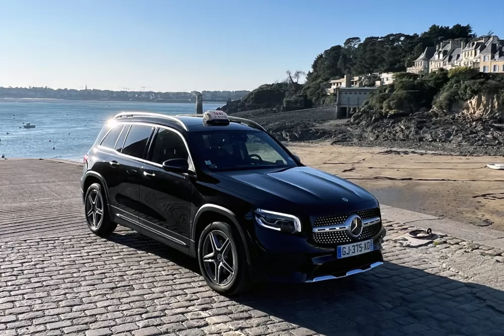 Mercedes noir sur la cale de Solidor à Saint-Malo