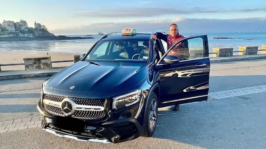 David Shaaban et son taxi à Dinard