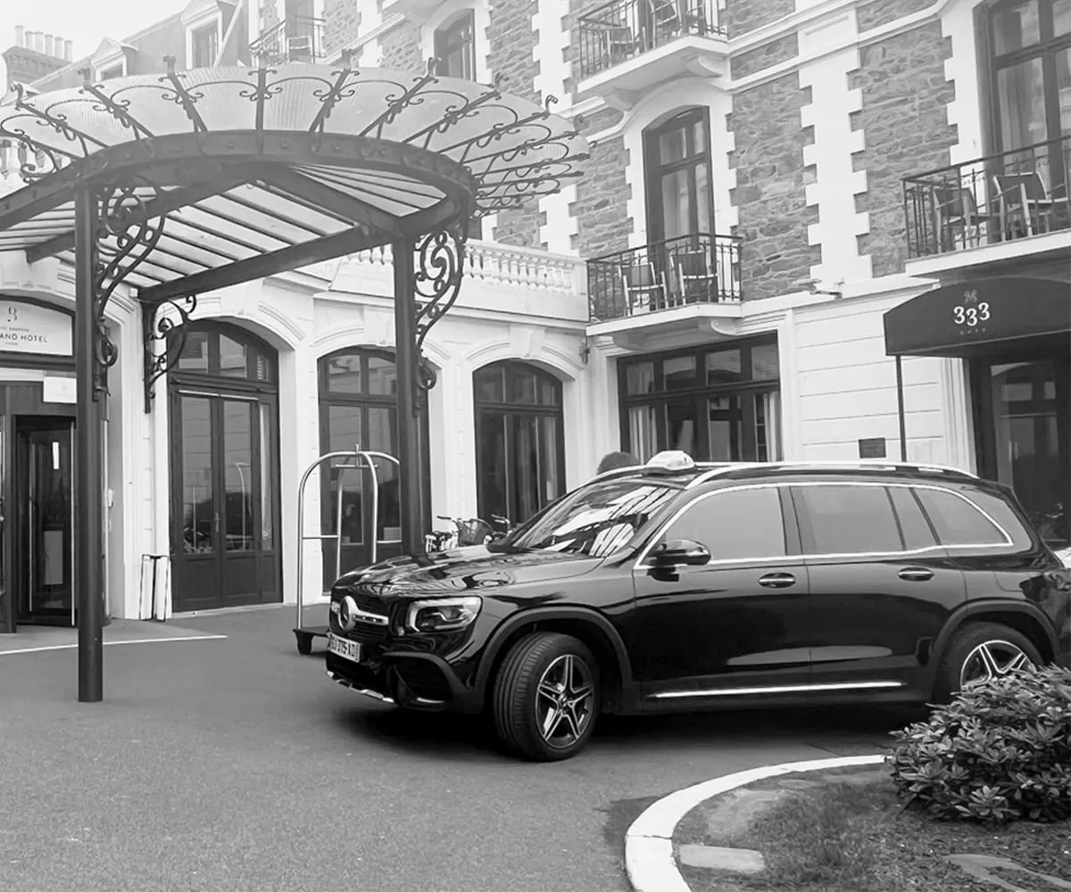 Taxi mercedes noir devant un hôtel à Dinard